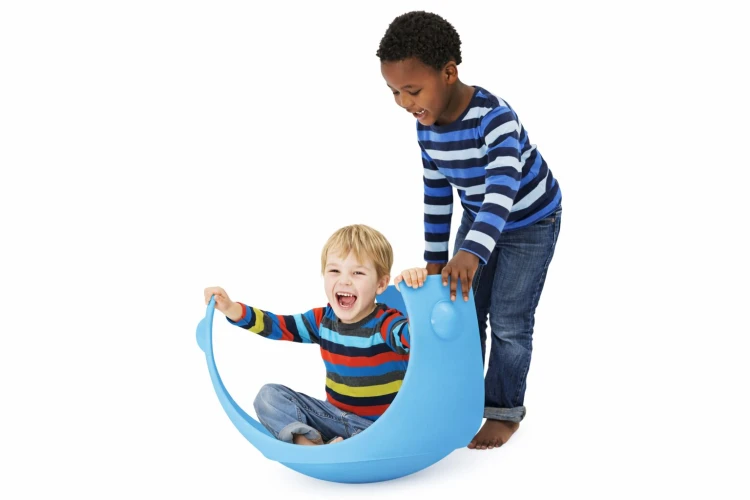 Zestaw Koala z dodatkowymi elementami w aranżacji toru przeszkód — inspiracja do zabaw rozwijających równowagę
