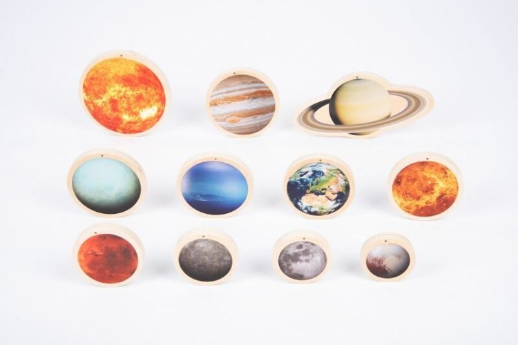 Widok zestawu: dziesięć drewnianych dysków z realistycznymi nadrukami planetarnymi, ułożone na jasnym tle, detal ilustracji