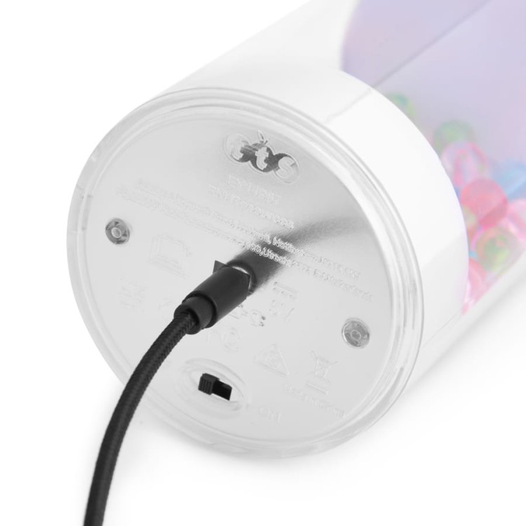 Widok zestawu rollerów obok przewodów ładujących; widać końcówkę USB oraz trzy wtyczki przeznaczone do podłączenia rollerów