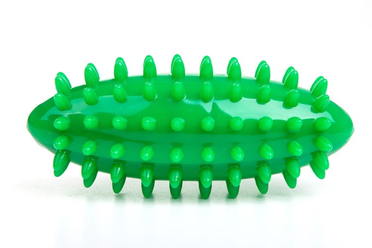 Kompozycja owalu sensorycznego Weplay w dłoni użytkownika pokazująca proporcje i praktyczny chwyt 5 x 11 cm