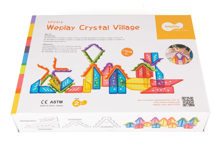 Kompozycja małych domków z klocków Crystal Village pokazująca różne kombinacje kolorów i symetrię budowli