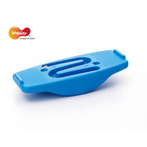 Widok z góry na deskę równoważną Seesaw z dwiema piłkami w zestawie; element do zabaw i ćwiczeń równowagi, wymiary 50 x 23 x 9 cm