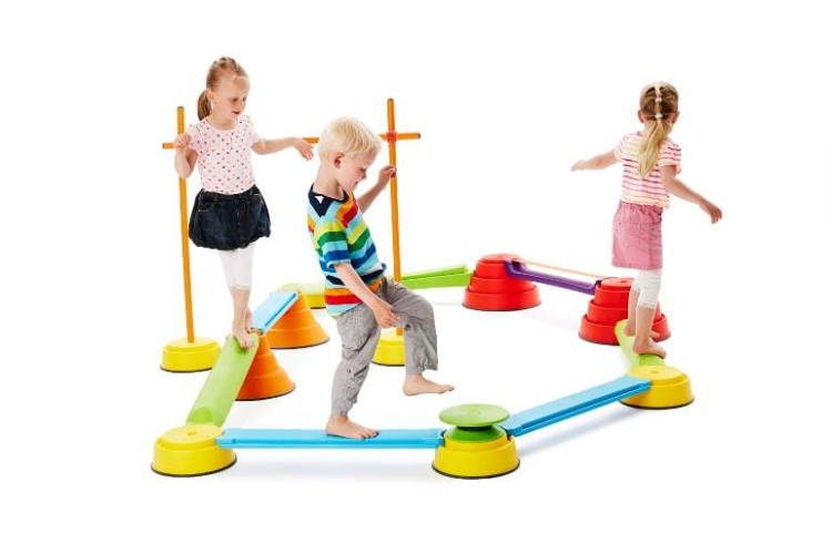 Tor równoważny Gonge ustawiony w dłuższą konfigurację, widoczne stopnie 24 cm i 10 cm oraz deski łączące