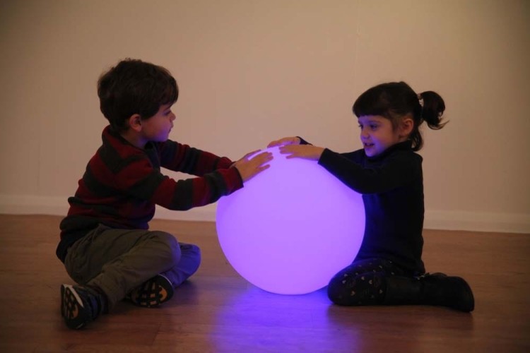 Kula LED 40 cm podczas pracy w trybie płynnej zmiany barw, równomierne rozświetlenie powierzchni