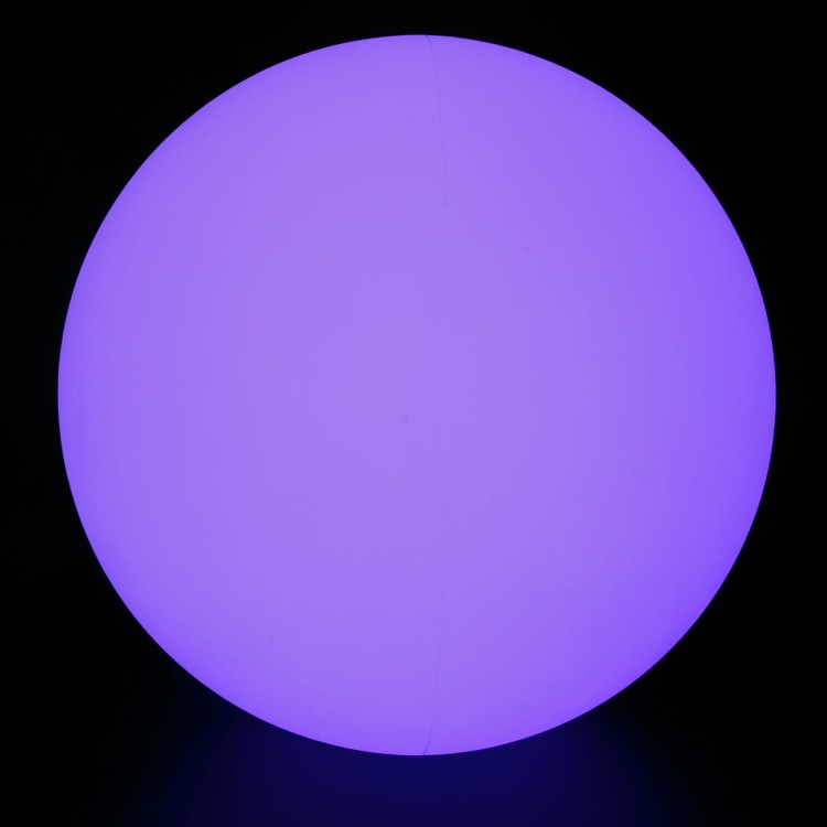 Zdjęcie kuli LED 40 cm z widocznym pilotem, pokazujące możliwość zmiany 16 kolorów za pomocą zdalnego sterowania