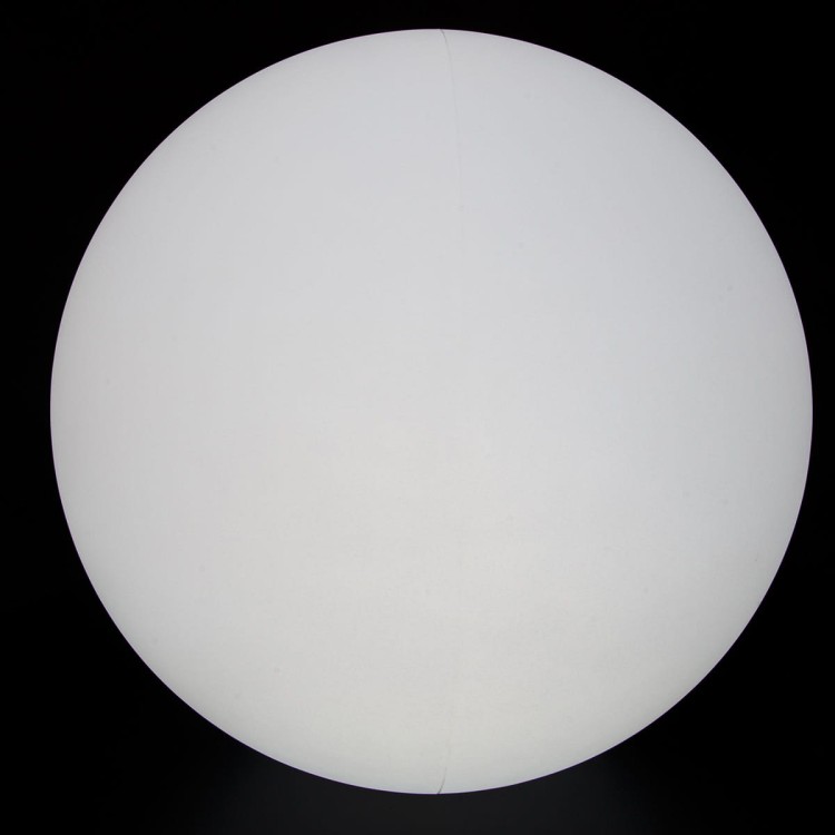 Kula sensoryczna LED 40 cm w sali terapeutycznej obok mat i pomocniczych akcesoriów do integracji sensorycznej