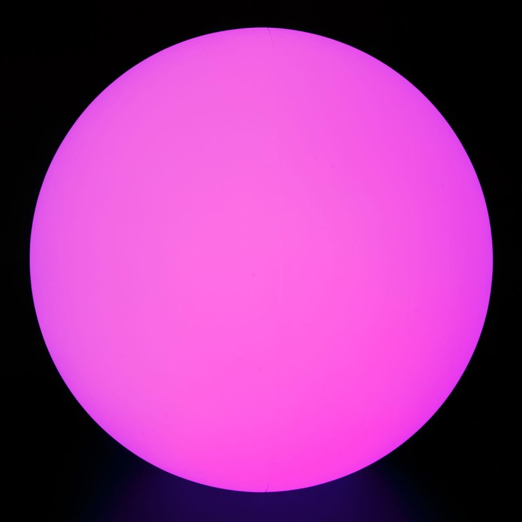 Kula LED 40 cm pełniąca funkcję tła świetlnego w sali doświadczania świata, tworząca strefę relaksu i koncentracji