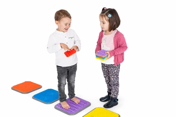 Ścieżka sensoryczna Basic&amp;Mini — rozłożone płytki pokazujące różne faktury powierzchni i kontrastujące kolory, widok ogólny
