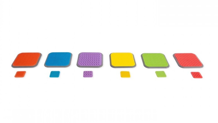Ujęcie małych dysków 10 × 10 cm ułożonych obok dużych płytek 30 × 30 cm — różnice rozmiarów i porównanie skali