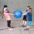 Ujęcie piłki Ring Ball w ruchu, widoczny efekt kręcenia i ciągnięcia z uchwytami, ilustrujące możliwości zabawowe, 55 cm