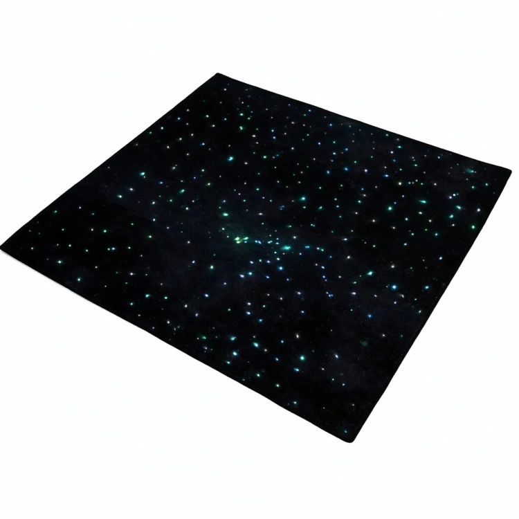 Sensoryczny dywan 100 × 100 cm prezentowany w ciemniejszym pomieszczeniu z widocznym efektem gwiaździstego nieba