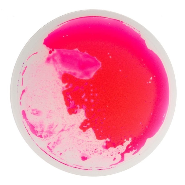 Ujęcie pokazujące różnokolorowe wypełnienie płytek oraz efekt zmiany wzoru pod wpływem nacisku