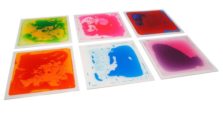 Dzieci bawiące się na kolorowych płytkach sensorycznych 50x50 cm, naciskające powierzchnię i zmieniające wzory