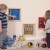 Kompozycja trzech małych paneli sensorycznych zamocowanych na ścianie — atrakcyjna kolorystyka i drewniane ramy