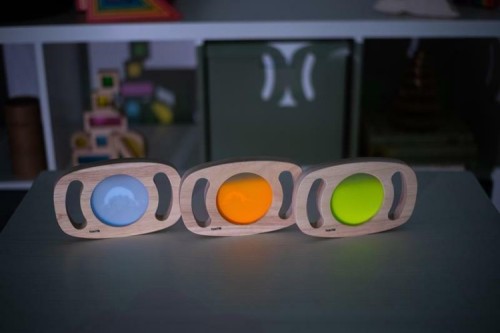 Okrągły panel ø 80 mm z widoczną świecącą cieczą; detal pokazujący wirujący efekt wizualny Easy Hold