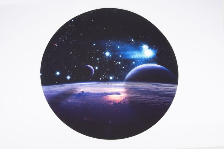 Mata Kosmos na podświetlonym stoliku, cały wzór z planetami i gwiazdami widoczny w świetle, idealna do sal sensorycznych