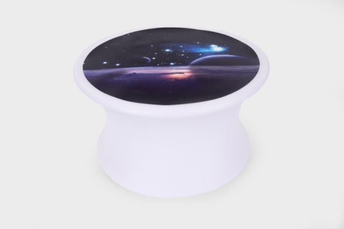 Zbliżenie nadruku maty Kosmos pokazujące szczegóły grafiki nocnego nieba i półprzezroczystość materiału pod światłem
