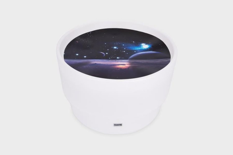 Detal planet i galaktyk na macie Kosmos, kontrast barw uwidoczniony po nałożeniu na panel świetlny