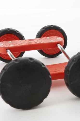 Jeździk Go Go widok z boku zbliżenie na siedzisko i konstrukcję, pokazujący ergonomię i stabilność podczas zabawy