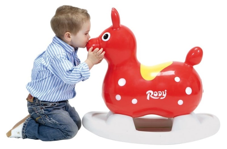 Bujana podstawa Gymnic Rocking w ujęciu kontekstowym obok zabawki Rody, ilustrujące dopasowanie elementów