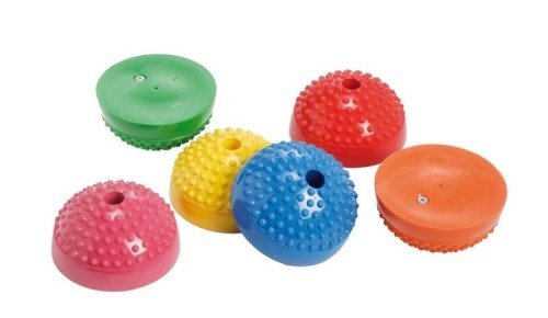 Kolorowe półkule Gymnic Multiactiv Stones w aranżacji toru sensorycznego, widoczne wypustki i kształt
