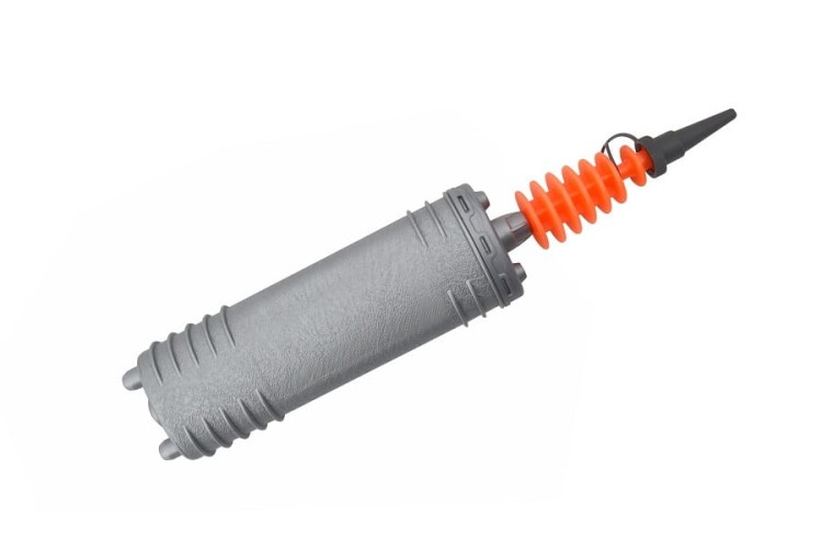 Pompka Gymnic Faster Blaster ustawiona na białym tle, pokazana długość 29 cm i otwory do podłączenia do piłek i skoczków