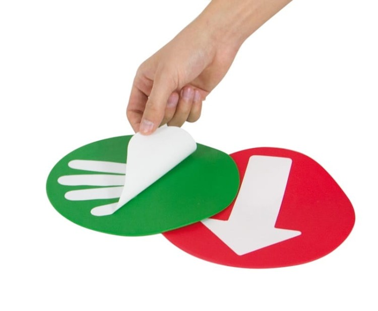 Dyski Educo Disks ułożone na dywanie podczas ćwiczeń w przedszkolu, ilustrujące zastosowanie w terapii i zajęciach ruchowych