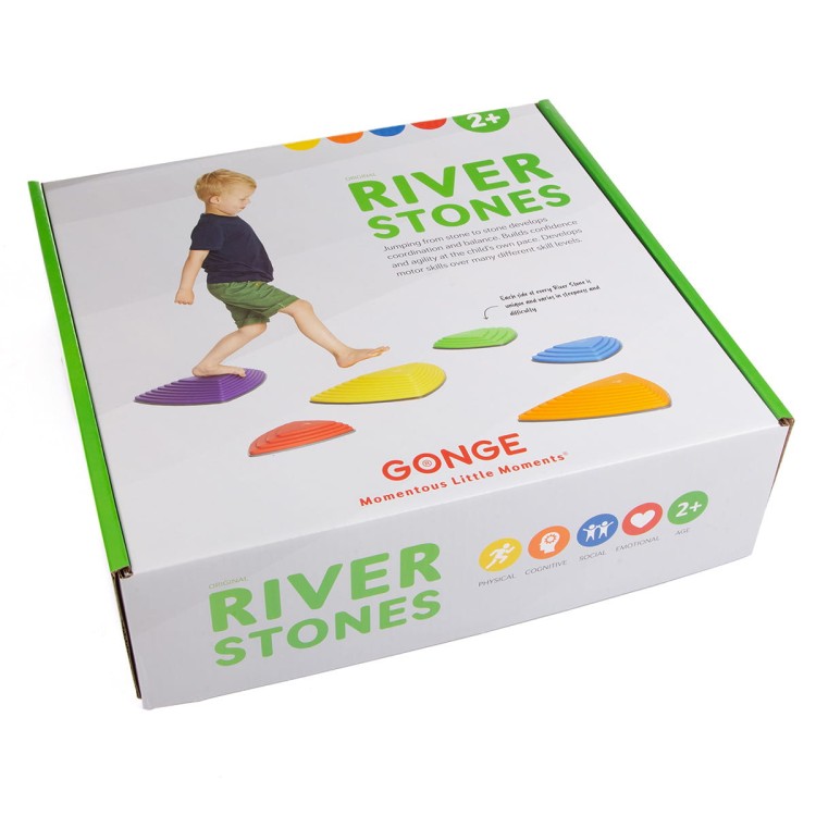 Widok z góry na cały zestaw 6 kamieni Gonge River Stones; różne rozmiary i kształty ułożone w tor równowagi