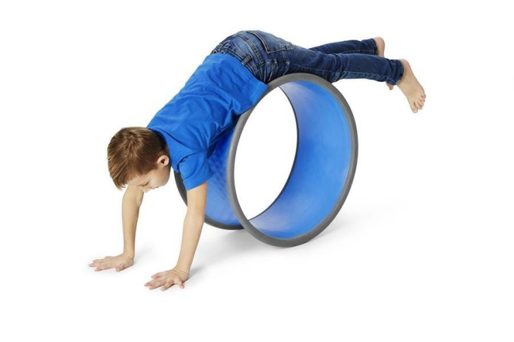 Dziecko toczy obręcz Gonge Body Wheels po podłożu, pokazując zastosowanie w ćwiczeniach równowagi i koordynacji ruchowej