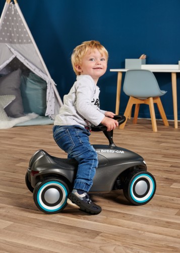 Zbliżenie na elastyczny materiał ochraniaczy na buty BIG w kolorze czarnym, idealny na nierówne podłoża