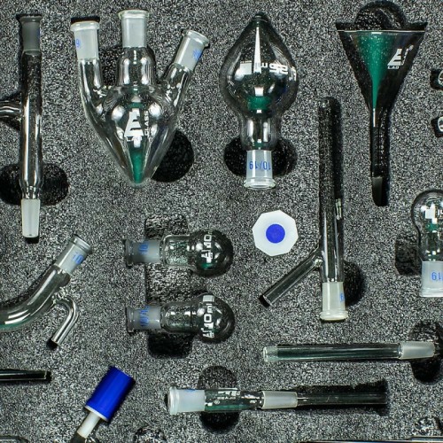 Elementy zestawu JANGAR do chemii organicznej rozmieszczone w dopasowanej wkładce