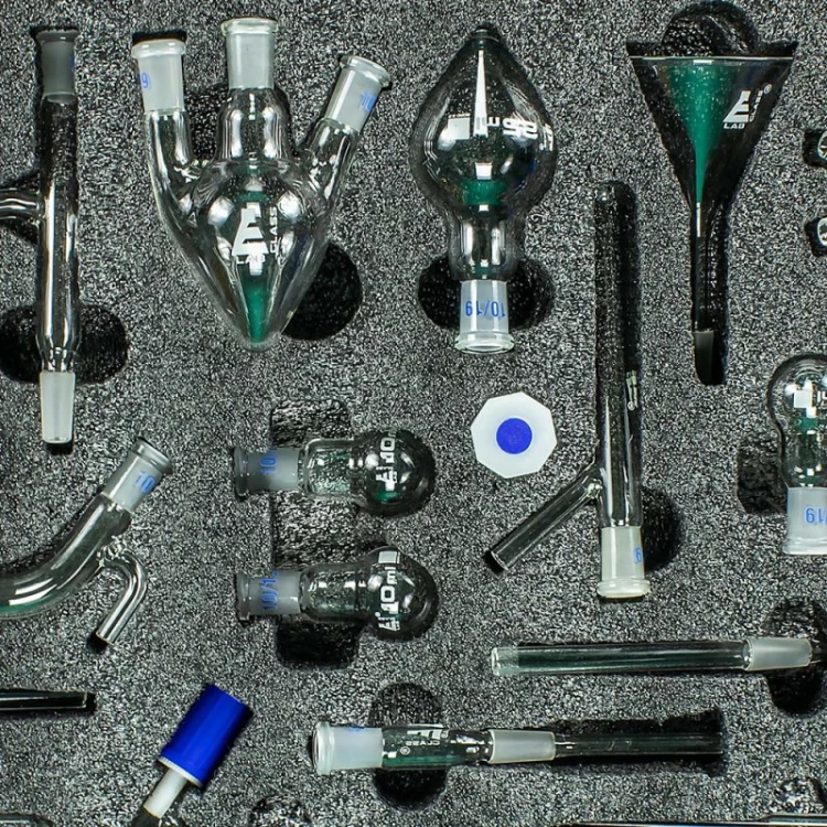 Elementy zestawu JANGAR do chemii organicznej rozmieszczone w dopasowanej wkładce