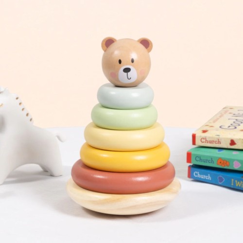 Widok z boku na drewnianą układankę sensoryczną TOOKY TOY z główką misia i pięcioma kolorowymi krążkami