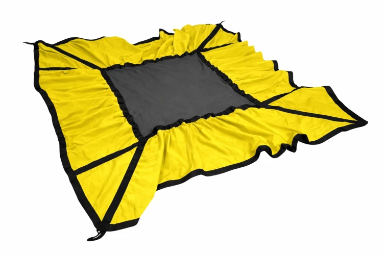 Zestaw montażowy do trampoliny elastycznej: kołki montażowe i karabińczyki obok złożonej tkaniny lycra