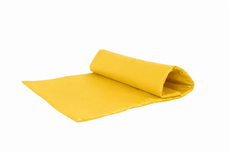Mata do rolowania ułożona w sali terapeutycznej — cienki materac piankowy 200 × 125 × 2 cm, kontekst użycia