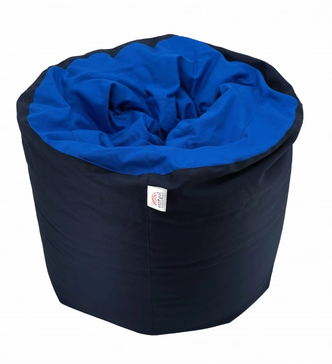 Otwierany tunel sensoryczny długości 70 cm z bawełnianym pokrowcem; widoczny wymienny wkład z granulatu styropianowego i granatowy zewnętrzny materiał