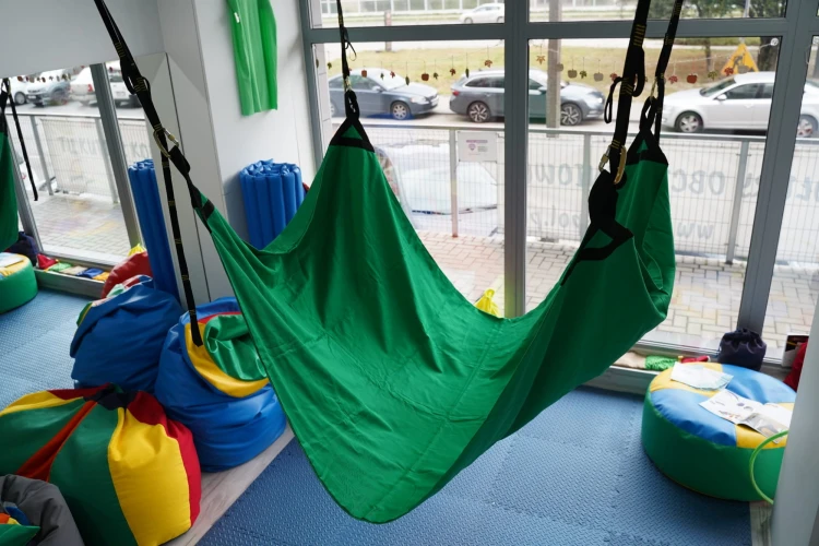 Widok fragmentu powierzchni trampoliny sensorycznej zbliżenie na splot bawełny i sposób obszycia krawędzi zapewniający wytrzymałość