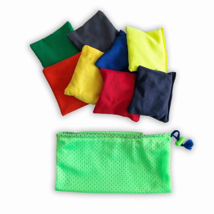 Poduszki sensoryczne MINI — osiem kwadratów 10 × 10 cm z różnymi wypełnieniami (kamyki, piasek) i certyfikowaną bawełną Oeko‑Tex®