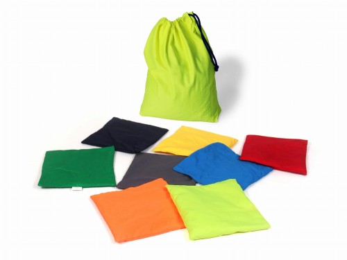 Widok poduszek w układzie 2×2; tekstylne kwadraty 28×28 cm z kamieniami, piaskiem i pestkami