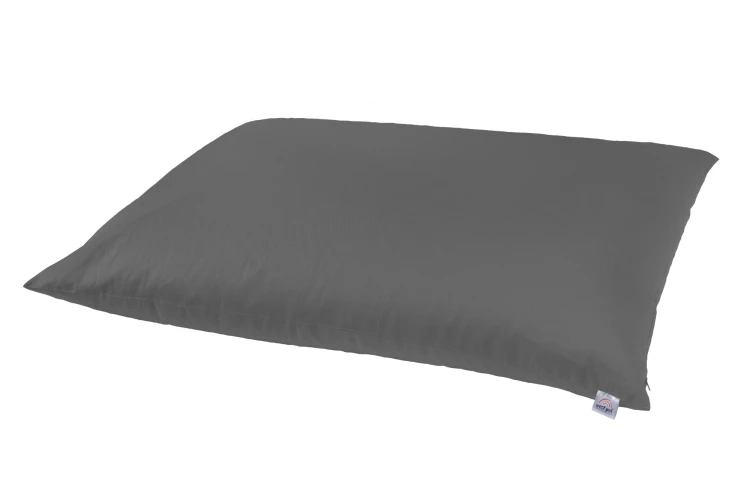 Poducha z bawełny w aranżacji wnętrza — pokazana jako dodatkowe siedzisko obok fotela, prezentacja rozmiaru 100 x 150 cm