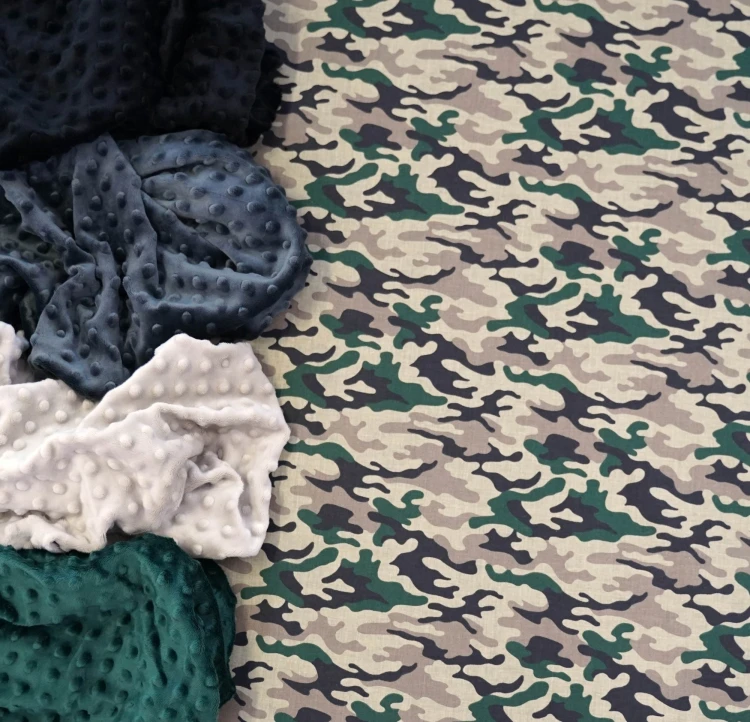 Fragment kołdry obciążeniowej FUN z widocznym przeszyciem i detalem mocowania pętelek do poszwy