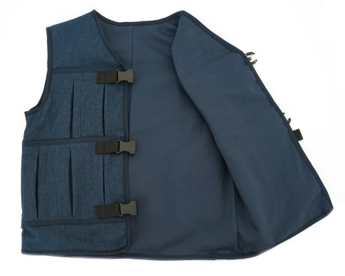 Widok tyłu kamizelki jeans z równomiernym rozłożeniem kieszeni i wszytą podszewką dla wygody noszenia podczas terapii