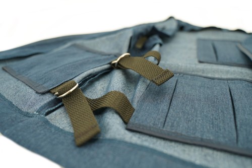 Zbliżenie na tkaninę jeans kamizelki obciążeniowej oraz równe rozmieszczenie miejsc na obciążenia