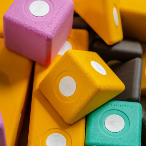 Zbliżenie na powierzchnię pianki o zamkniętych komórkach w klocku TUKI SMART, ukazujące strukturę materiału i jego wykończenie