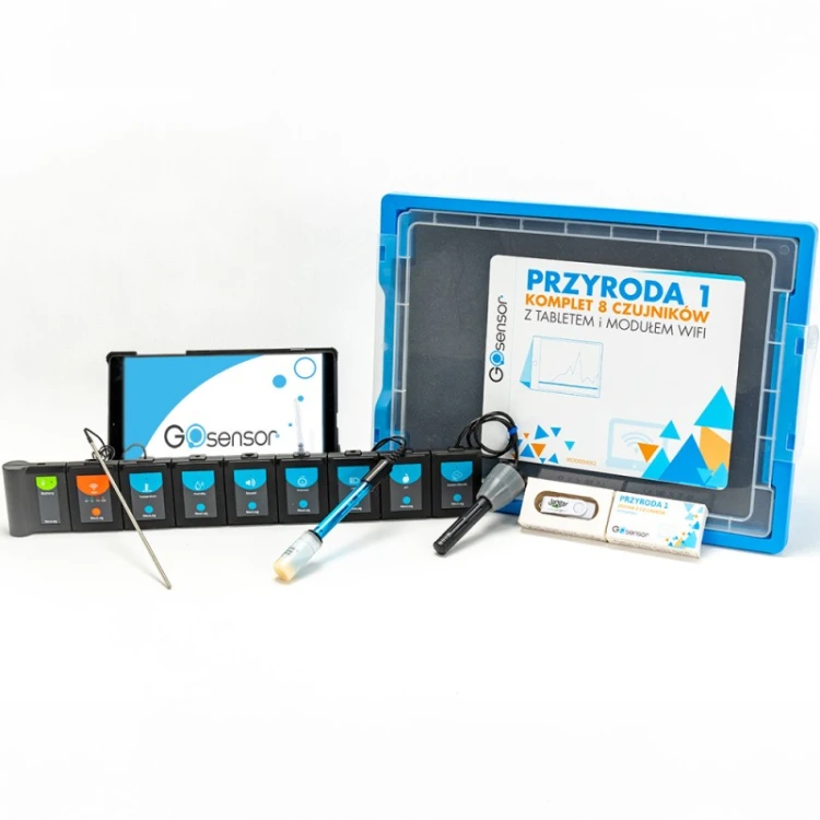Zestaw GOsensor Przyroda 1 rozłożony w pojemniku: widoczne czujniki, moduł WiFi i tablet 10" przygotowane do badań terenowych