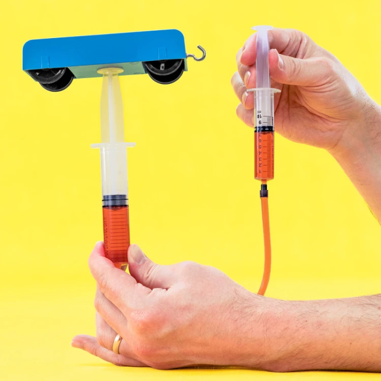 Pudełka serii FIZYKA zamknięte i ułożone obok siebie, pokazujące łatwość przechowywania i transportu zestawów