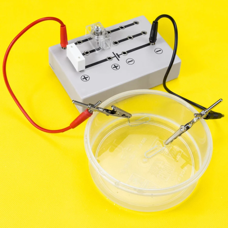 Pudełka plastikowe ustawione obok siebie pokazujące porządek i ergonomię przechowywania zestawów w pracowni