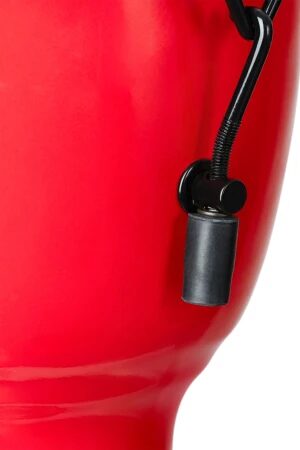 Czerwone djembe NINO o wymiarach 20 cm średnicy i 41 cm wysokości przeznaczone do edukacji muzycznej