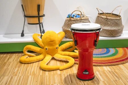 Zbliżenie na membranę syntetycznego djembe NINO 8 cali dla dzieci
