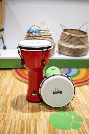 Widok instrumentu perkusyjnego NINO djembe o średnicy 20 cm i wysokości 41 cm